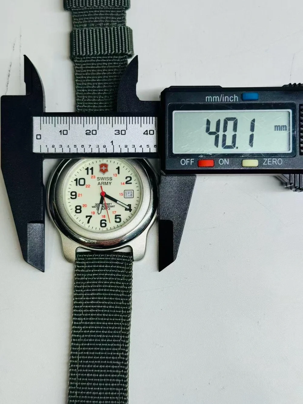 Vintage Swiss Army Men’s Watch Quartz White Dial Date 40mm New Battery Runs